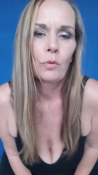 Protože mi hudba dává dobrou náladu. Letos přibydou nové týdenní tance! Chcete, abych s ní zatřásla nějakou píseň?