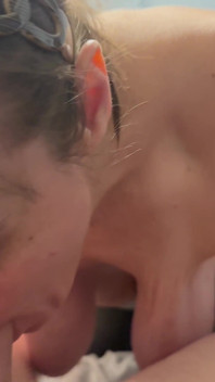 Je lui suce la noix, mais j’ai fait en sorte que la caméra soit concentrée sur mes seins comme tant d’entre vous a demandé.