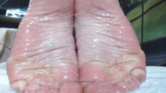 Abby Anna: Leck lecken, eingeölte, faltige sohlen, nahaufnahme