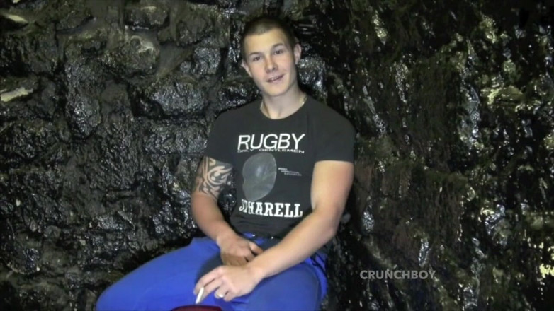 Crunch Boy: Amzzin, un garçon hétéro sexy accepte de se faire sucer...