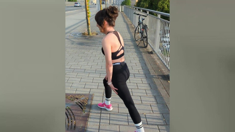 TV_Helena: Umezire dublă în timpul sportului!! Transsexuala face jogging în public plin de...