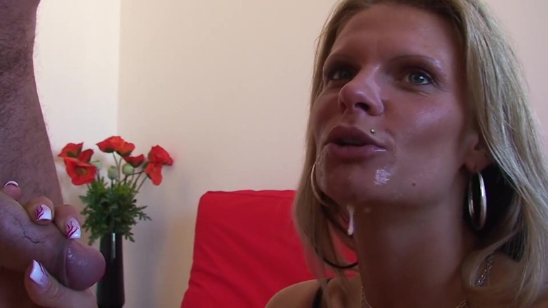 Porno Cloud: Milf Mona y su refresco de esperma