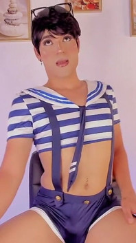 Roztomilý Femboy, Oblečený Jako Děvka, Žádá, Aby Se O Něj Někdo Postaral