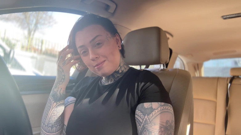 Miss Valentina: Lái xe chân trần