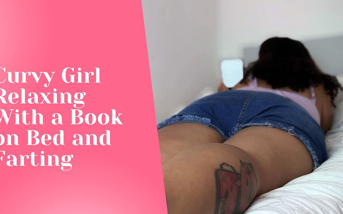 Cutiepiie Chubby: 침대에서 책으로 휴식을 취하는 매력적인 소녀