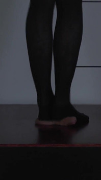 El Orgasmo Del Esclavo Bajo Los Pies De Medias De La Dominatrix Cleo