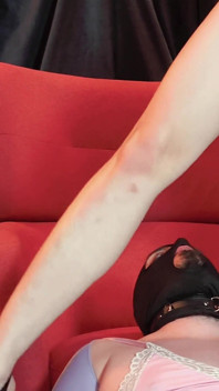 La déesse dans le fauteuil rouge, adoration de la chatte, léchage de cul, chevauchage de visage et pètement, rituel de domination