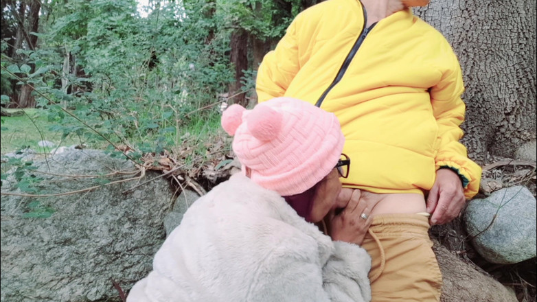 Lady: Vollbusige, vollbusige MILF lutscht den schwanz eines perversen alten mannes...