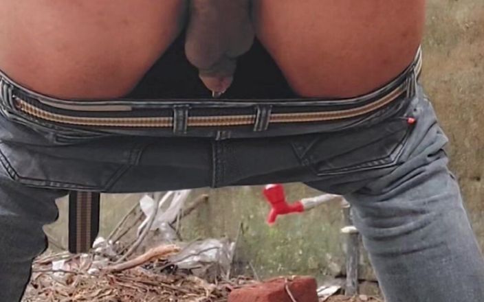 Sissy Bisexual: Nữ tính phục tùng đi tiểu ngoài trời tổng hợp