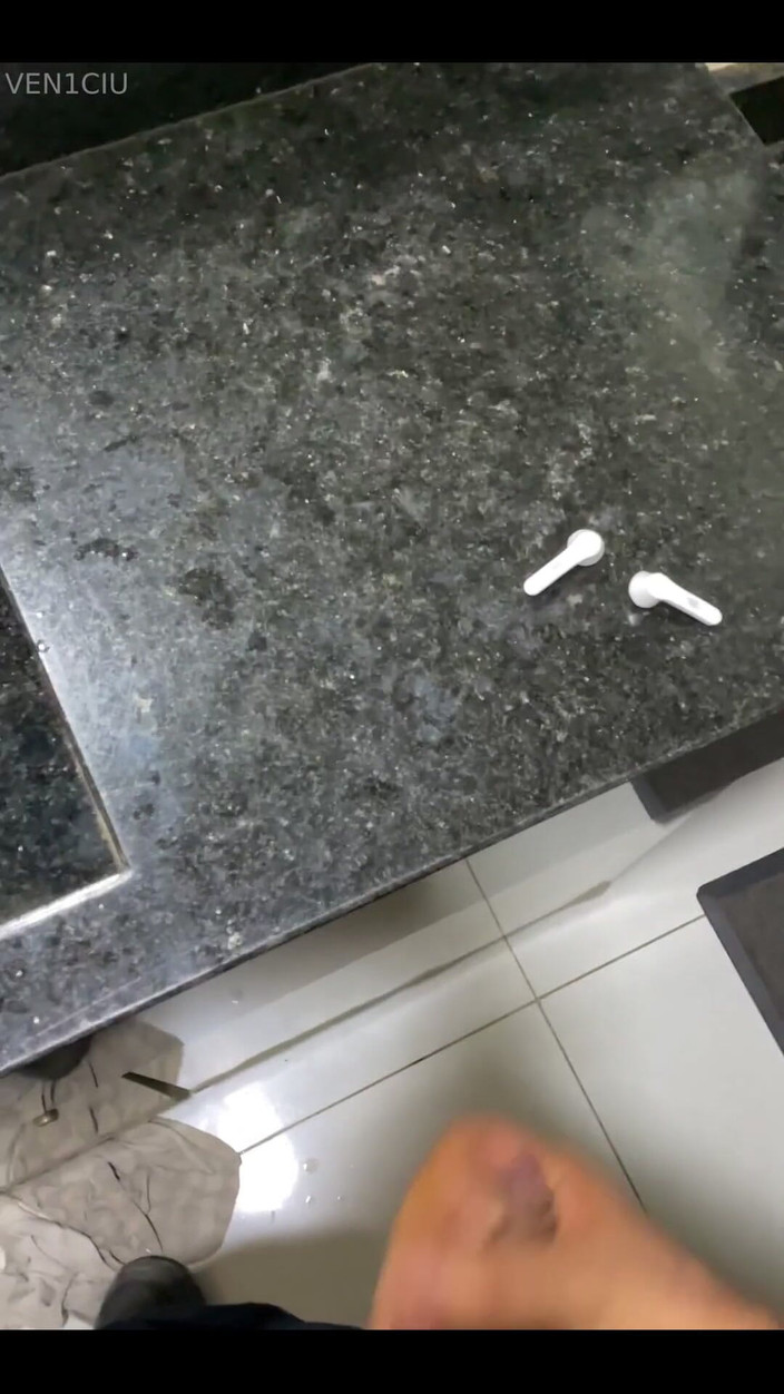 VEN1CIU: 在健身房浴室里