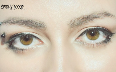 Spooky Boogie: Adik tiri membiarkanmu menjilati kakinya