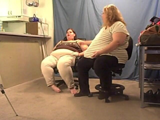 BBW nurse Vicki adventures with friends: Ssbbw Angie masticando y soplando goma de goma para ti