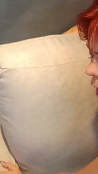거실에서 춤을 추는 배다른 여동생을 붙잡고 그 음란한 빨간 머리의 쪼이는 엉덩이에 박아