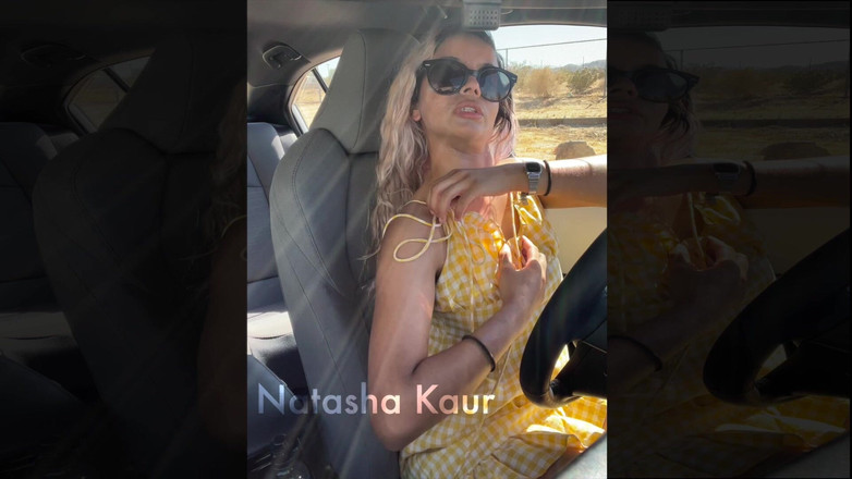 Natasha Kaur: Борюсь с моими страпонами на платье