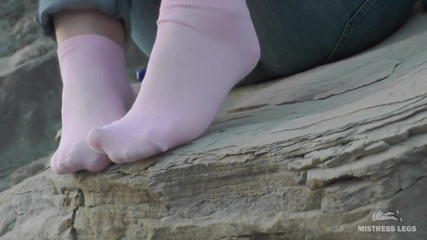Mistress Legs: Pies sexy en calcetines rosados a la orilla del mar