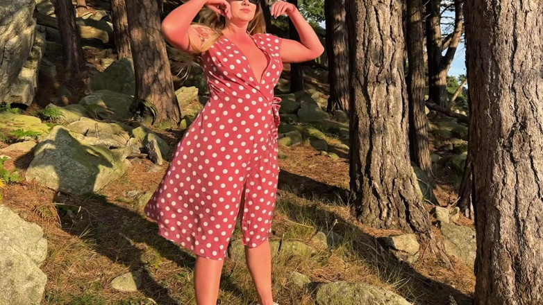 Emma Voyeur: लड़की अपने पेशाब को पकड़ नहीं सकती और आउटडोर मूत रही है संकलन
