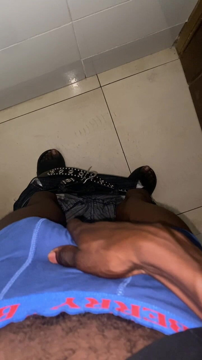 Slimniqqa: Thug mlátí velké černé péro v šatně v tělocvičně
