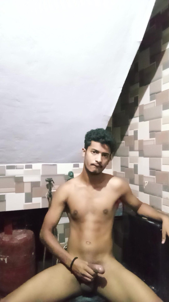 Curlyboy: Chico indio hace striptease desnudo en cuarto de baño masturbándose...