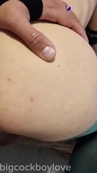 Eles abriram buracos e foderam a bunda lisa e saltitante da puta maricas sem camisinha. Muito esperma em sua meia-calça.