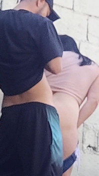Meu marido saiu e me deixou conhecer o pedreiro sozinho para uma citação