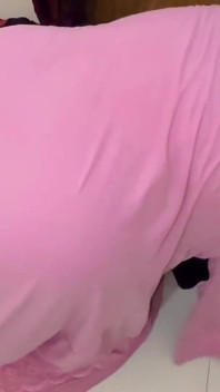 Arabisk stor röv het styvmamma fastnat under sängen nu vill hon ha analknull från styvson - muslimsk sexvideo