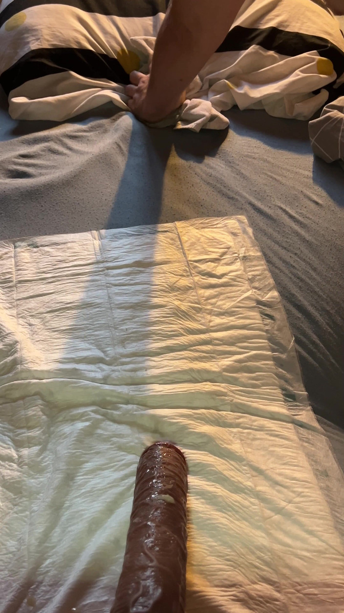 Almaviva: Cewek sange ini lagi asik muasin lubang pantatnya pakai dildo...