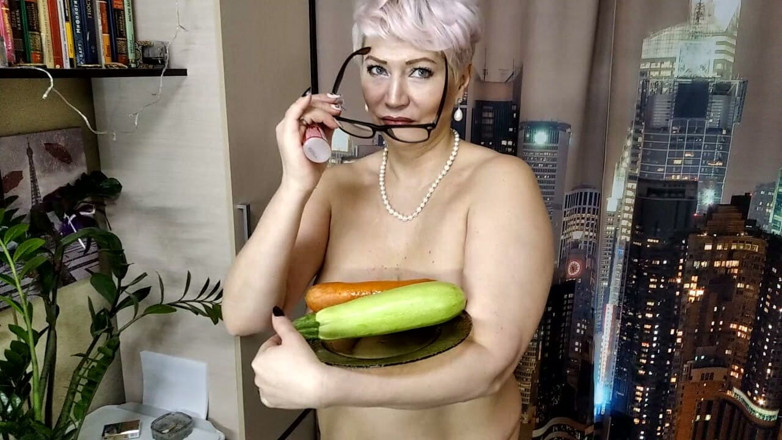 AimeeParadise: O doamnă fermecătoare matură și un dovlecei.))