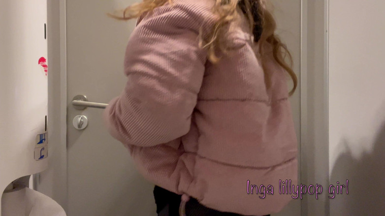Inga lillypop girl: Zeigt den Körper in der öffentlichen Toilette