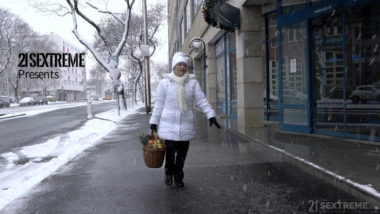 21 Sextreme: 21 Sextreme - Mature Beauty Malya Has a Hot Winter Date...