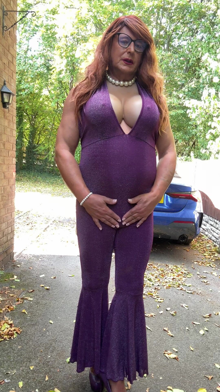 Kellycd2022: Sexy transvestiert kellycd2022 in Lila catsuit und high heels