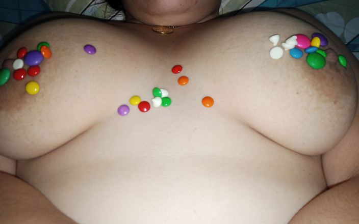 Kriztalyaram: Eşimin büyük doğal göğüslerini çikolatalı şekerlerle emmek, emzirmek ne kadar tatlı