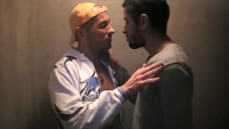 Gaybareback: Sexy joven árabe follada por una gran polla en su sótano