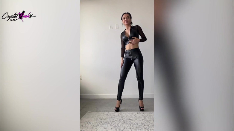 Crystal Rush: Söt dam onanerar tätt fitta och dansar en lätt striptease