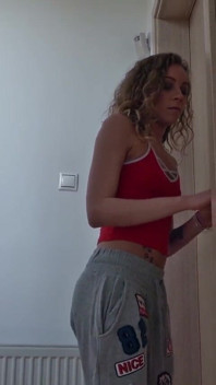 배다른 여동생 Emily는 의붓아빠를 따먹고 마무리해줄게 도와줬어