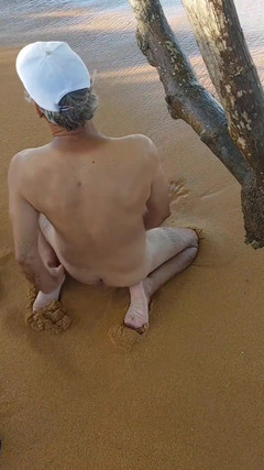 Ladysilvas: Ladysilva is een erg sletterige naakte vrouw op het strand...