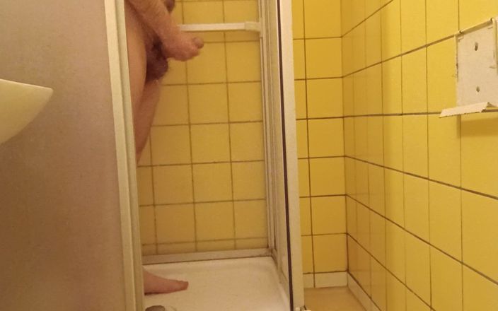 Ed Eden: Masturbace ve sprše
