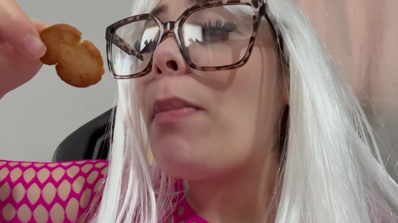 AmayaMori: 코스프레 의상을 입고 칩을 먹고 음식을 좋아할 정도로 먹는 새엄마