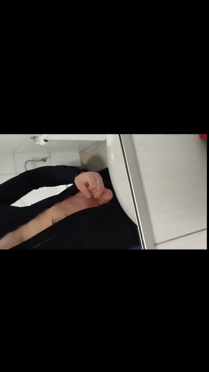 kickerscooter: Роздягальню спіймали за мастурбацією