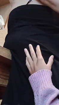 Il mio ragazzo mi ha beccato con sua madre, ma non ci ha visto fare sesso perché io ero sotto la sua gonna