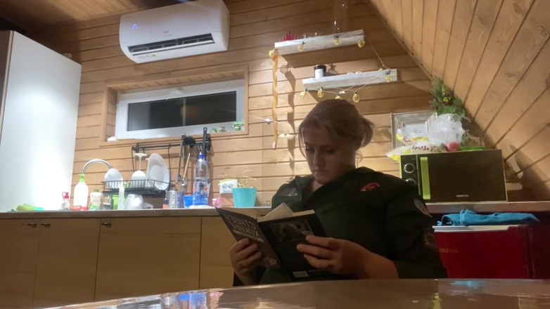 Kira Koval: Sam leśniczy jeździ dildo BBC