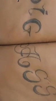 Nanášení oleje na velký tlustý zadek