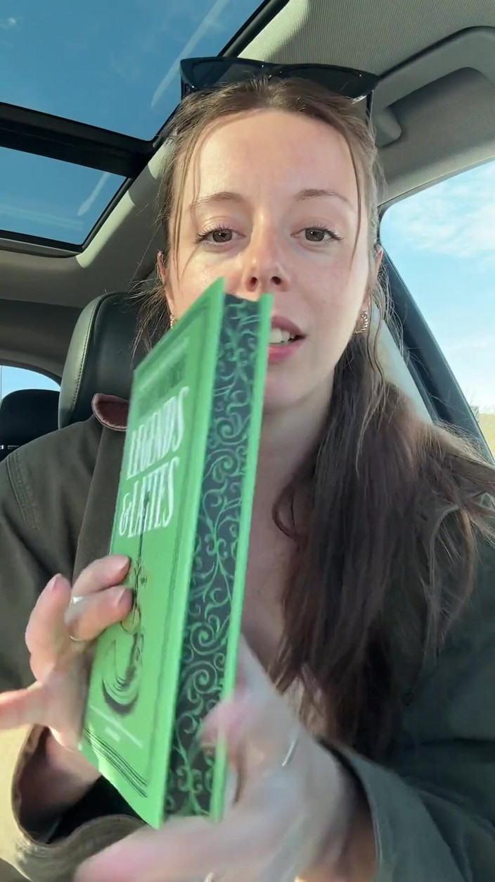 Nadia Foxx: Намагається не кінчити в книжковому магазині під час полювання на смутку