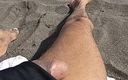 Boy top Amador: Masturbazione sulla spiaggia nudista che tutti possono vedere