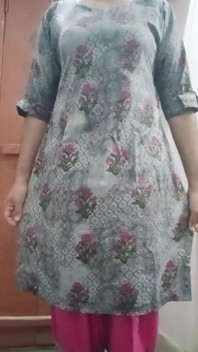Hintli eşcinsel travesti gaurisissy salwar kurta xxx'te bir ev hanımı gibi görünüyor