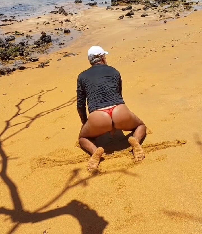 Ladysilvas: Ladysilva crossdresser bragas en la playa mostrando su culo caliente
