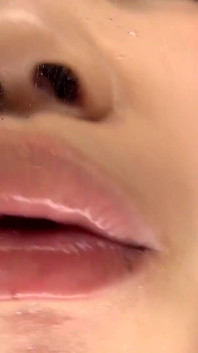 Lidah ular Sensual Ena: Pengalaman Ciuman Maya