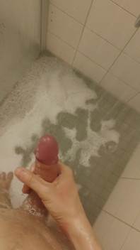 Weißer junger dünner junge unter der dusche pissen und kommen
