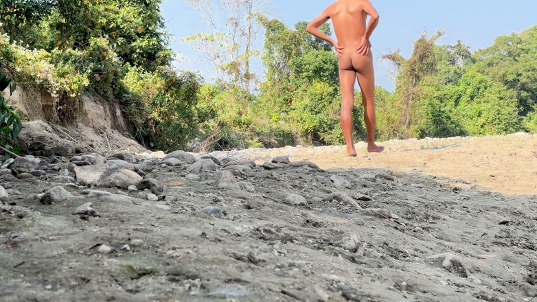 LonlyBoy: ジャングルで楽しむ若い一人の少年