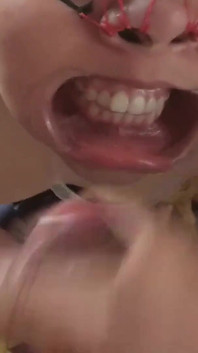 Ich ficke ihr gesicht und ich komme auf ihre nase