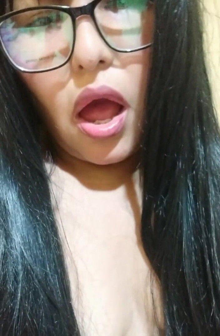 Carla Villalobos: 赤いTバックを履いた大きなお尻の女性が、中でイきそうな男とセックスしたがっている